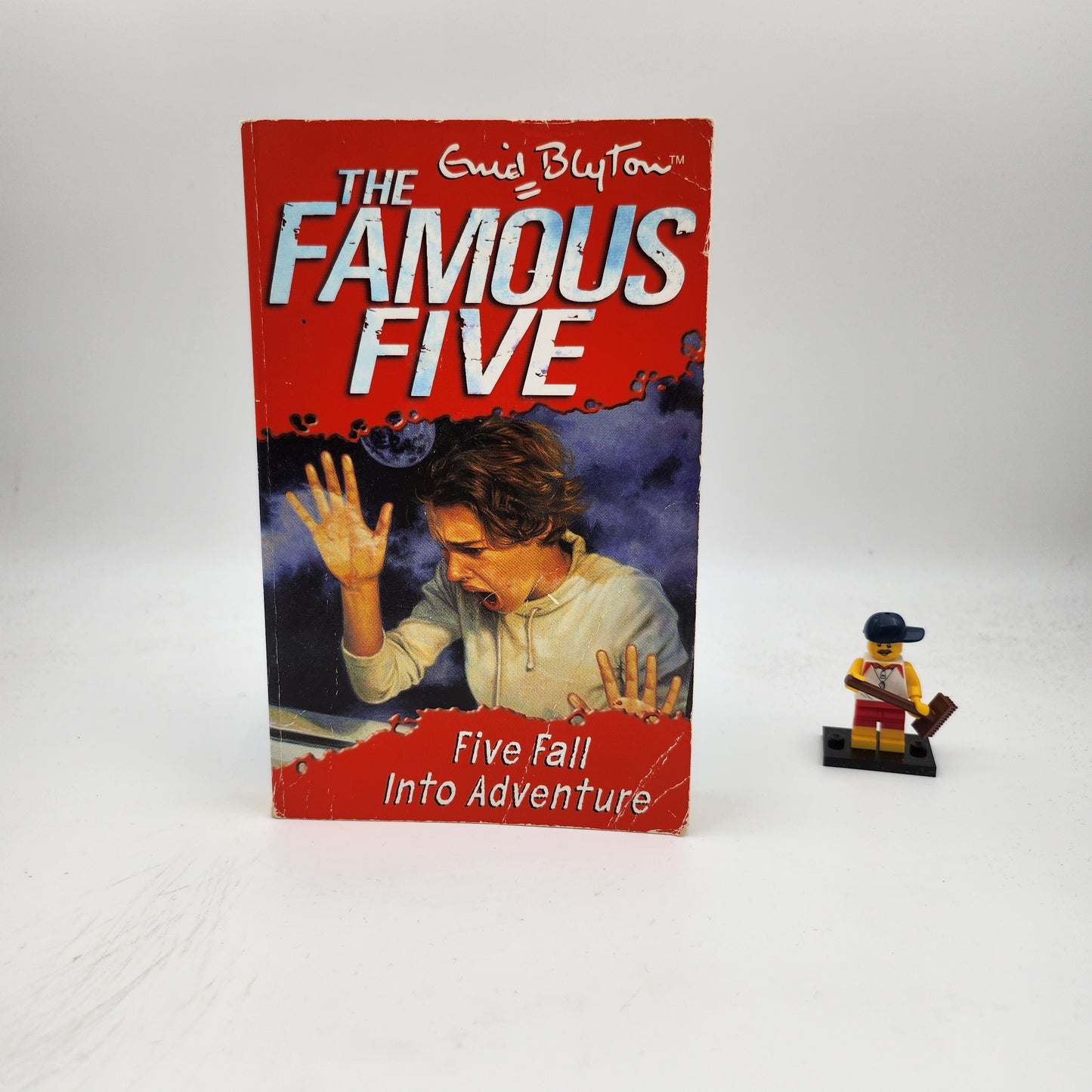 Five Fall Into Adventure (Famous Five #9)