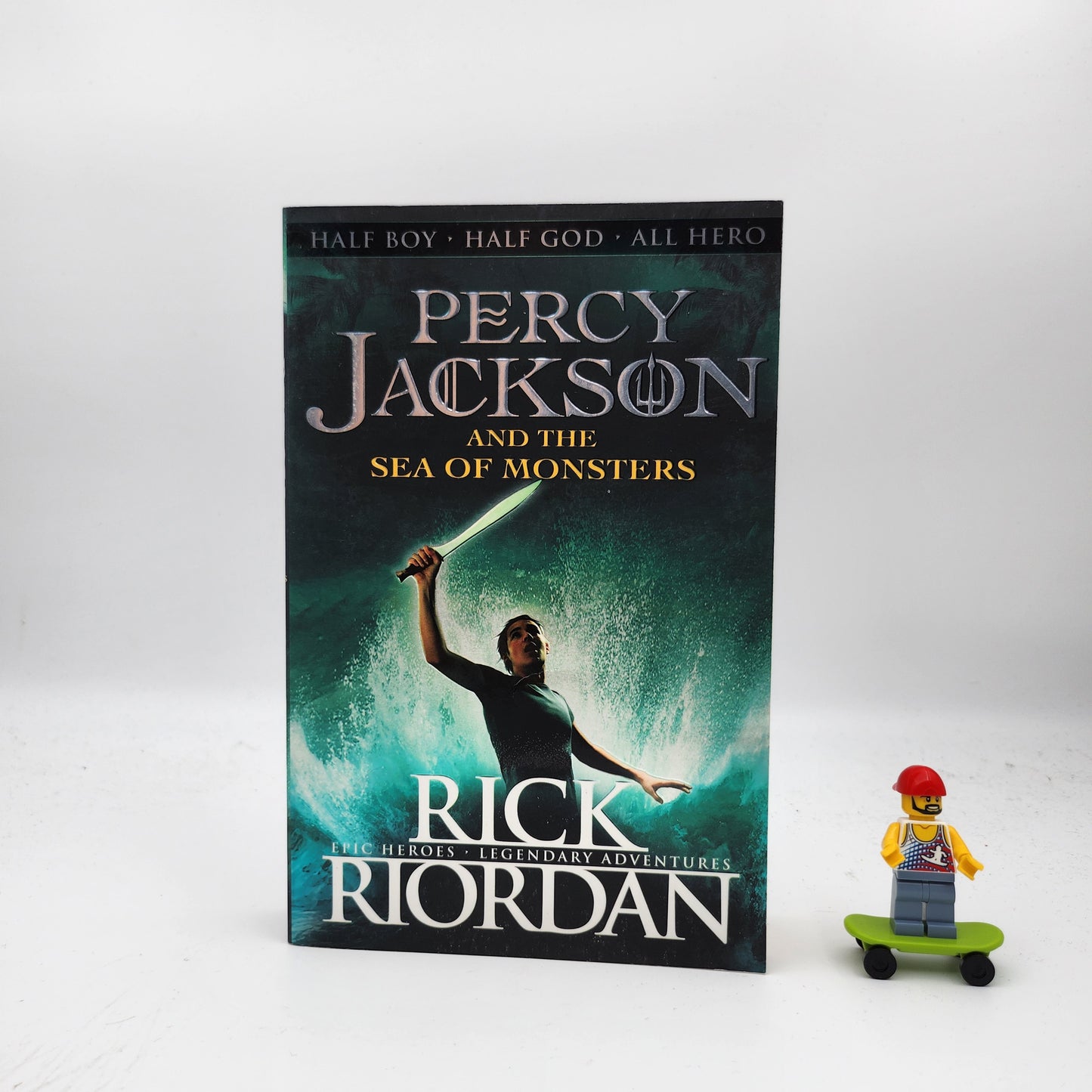 Percy Jackson and the Sea of Monsters (Percy Jackson and the Olympians #2) - Rick Riordan