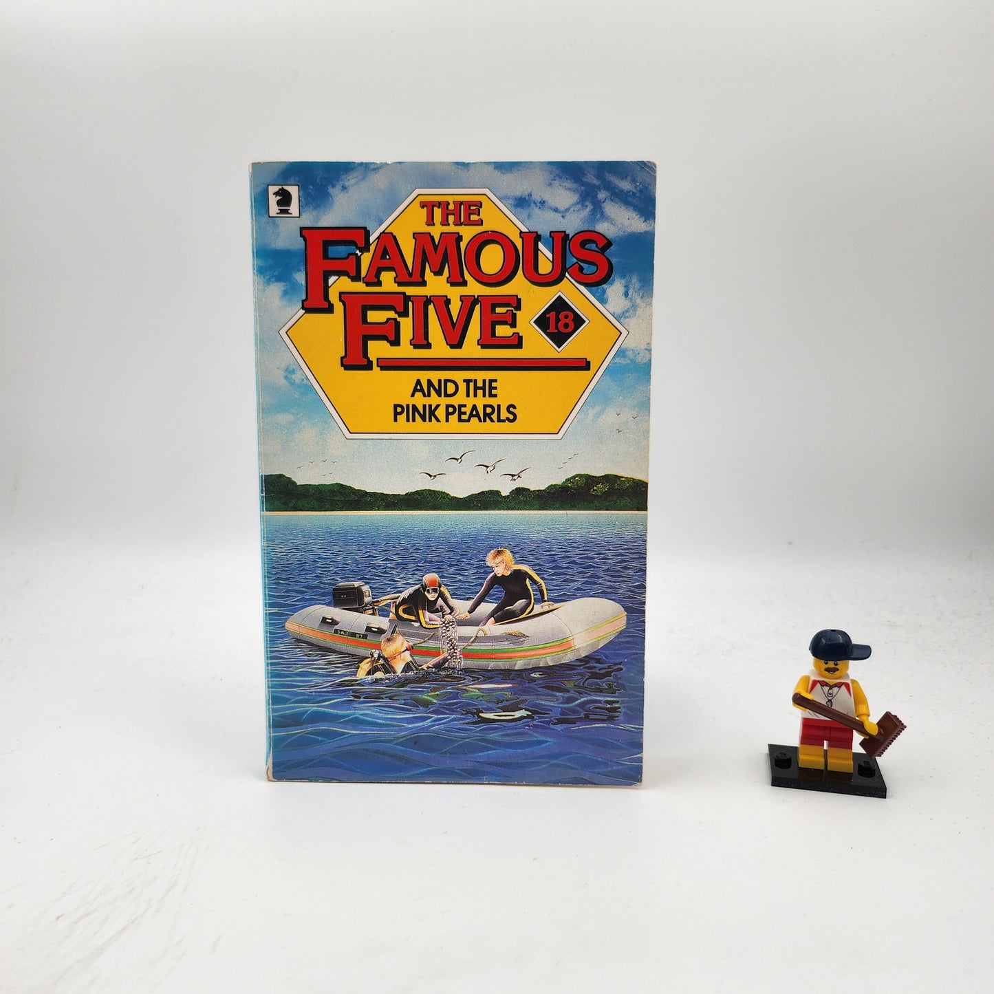 The Famous Five and the Pink Pearls (Claude Voiler Sequels #18)