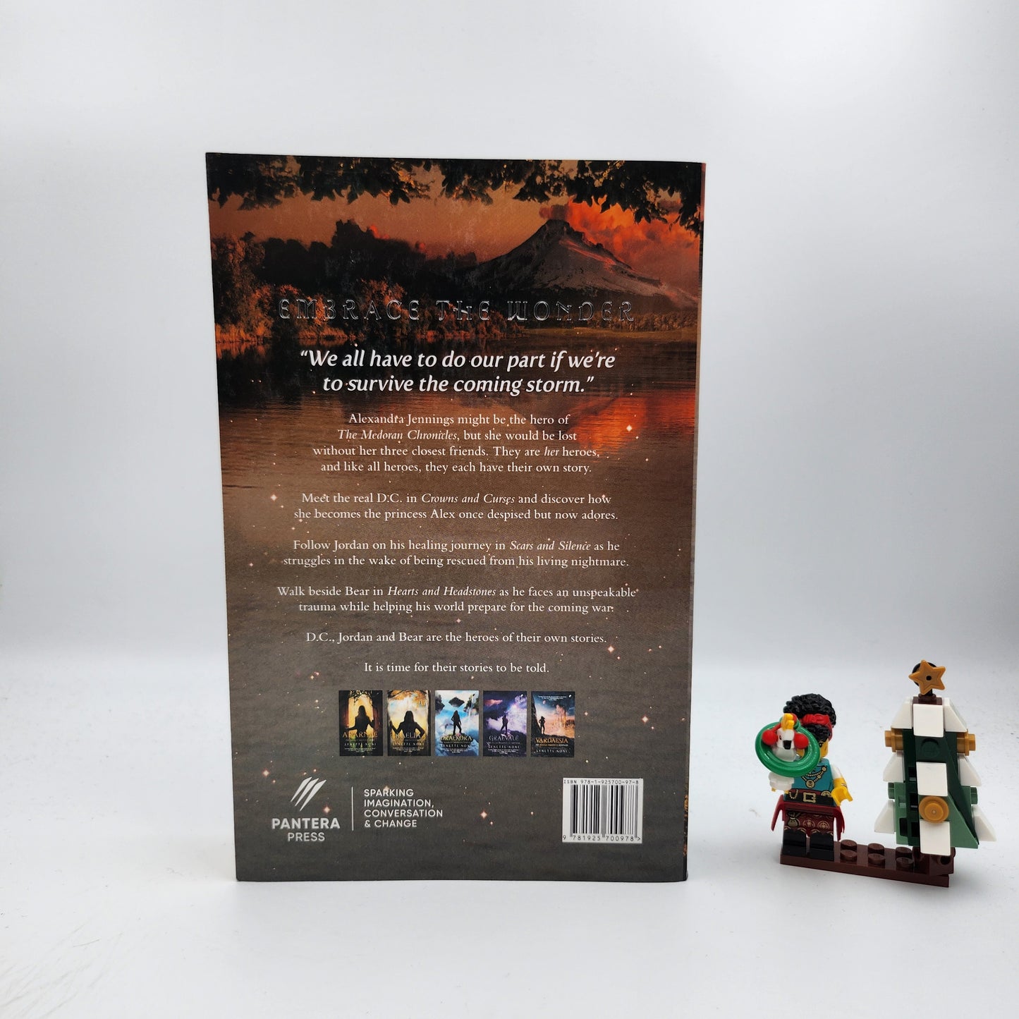 We Three Heroes (The Medoran Chronicles #4.5) - Lynette Noni