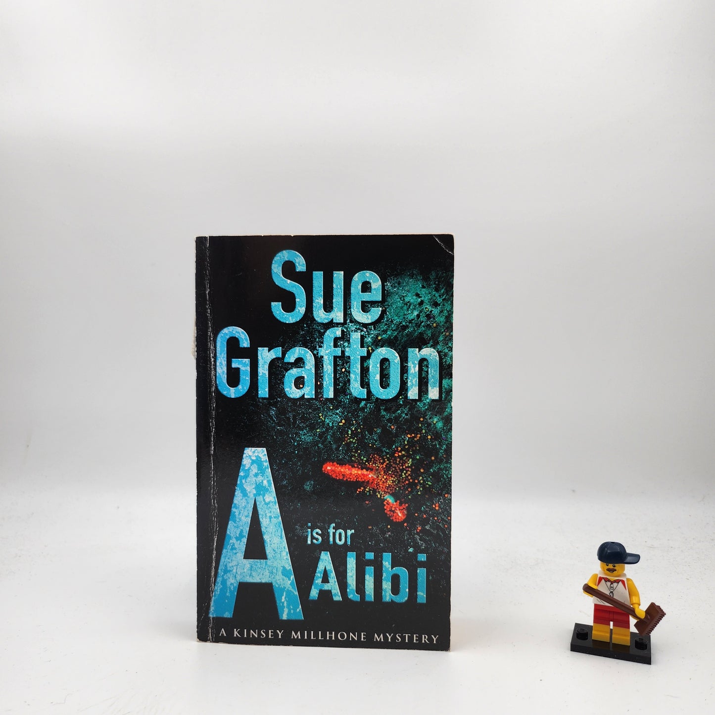 A Is For Alibi (Kinsey Millhone #1) - Sue Grafton
