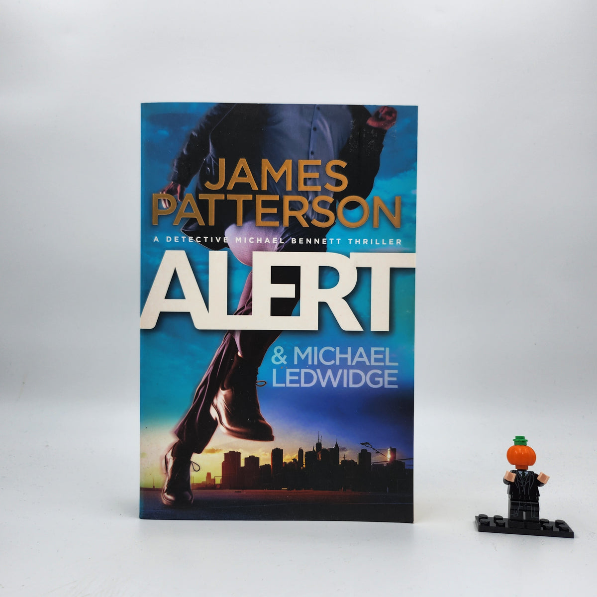 Alert (Michael Bennett #8)