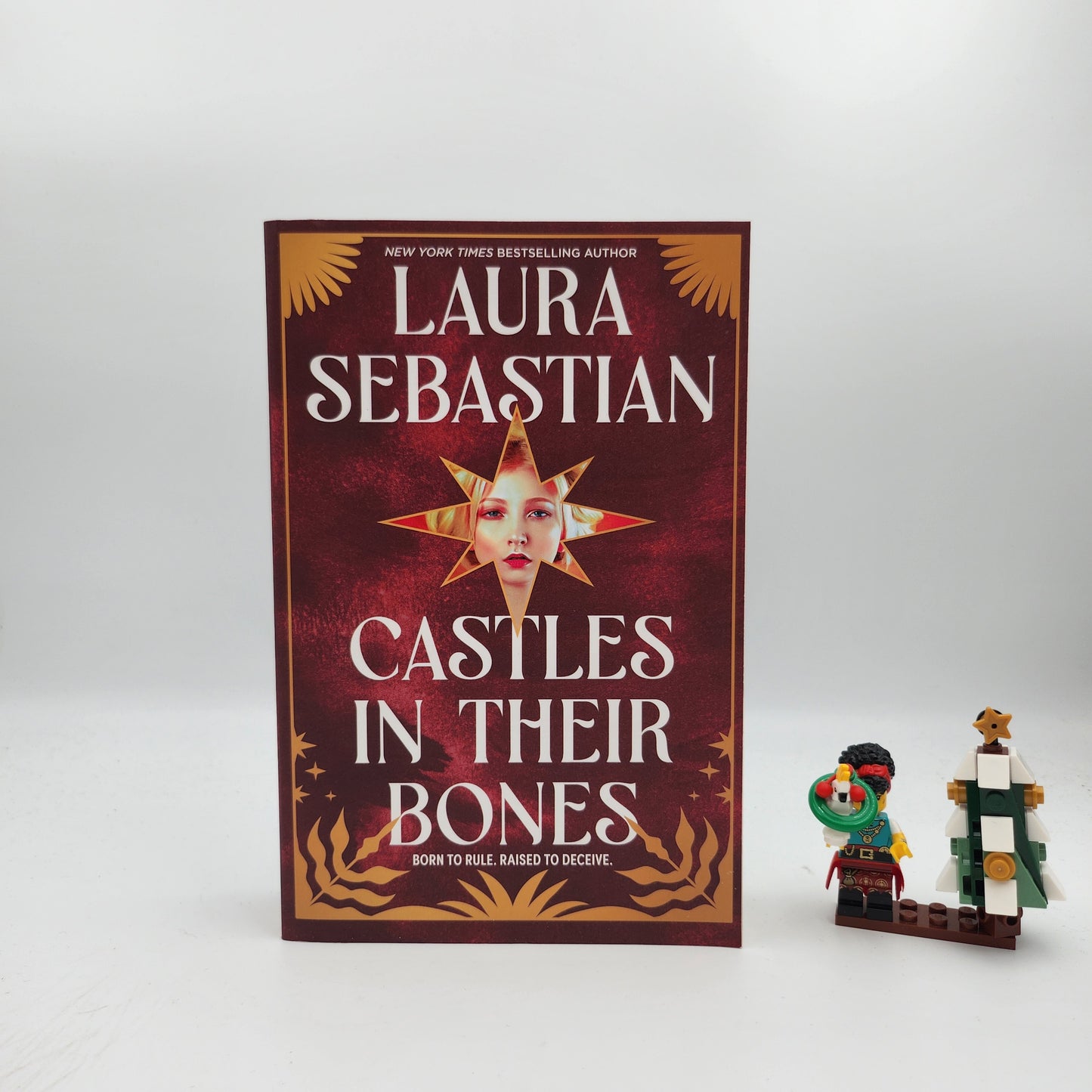 Castles in their Bones (Castles in Their Bones #1) - Laura Sebastian