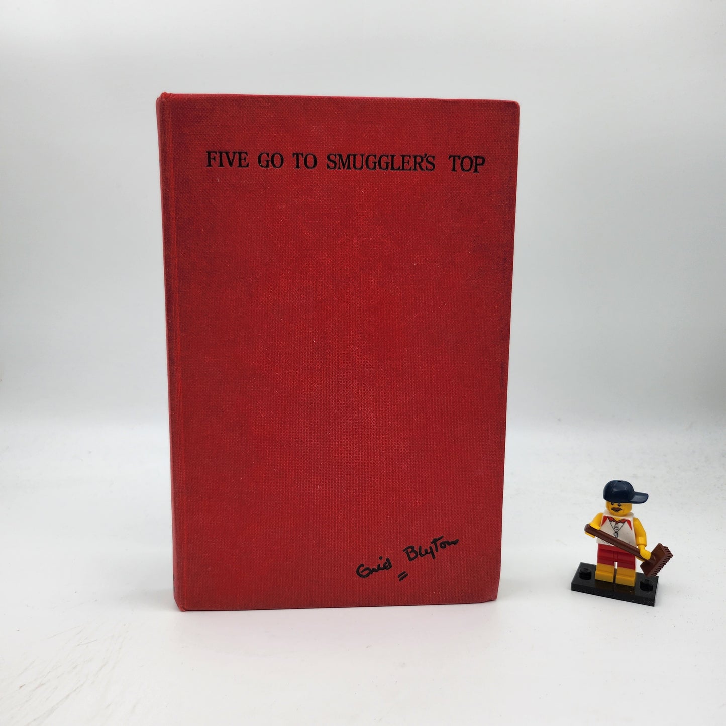 Five Go to Smuggler's Top (Famous Five #4)