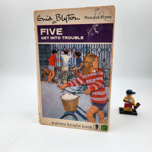 Five Get Into Trouble (Famous Five #8)