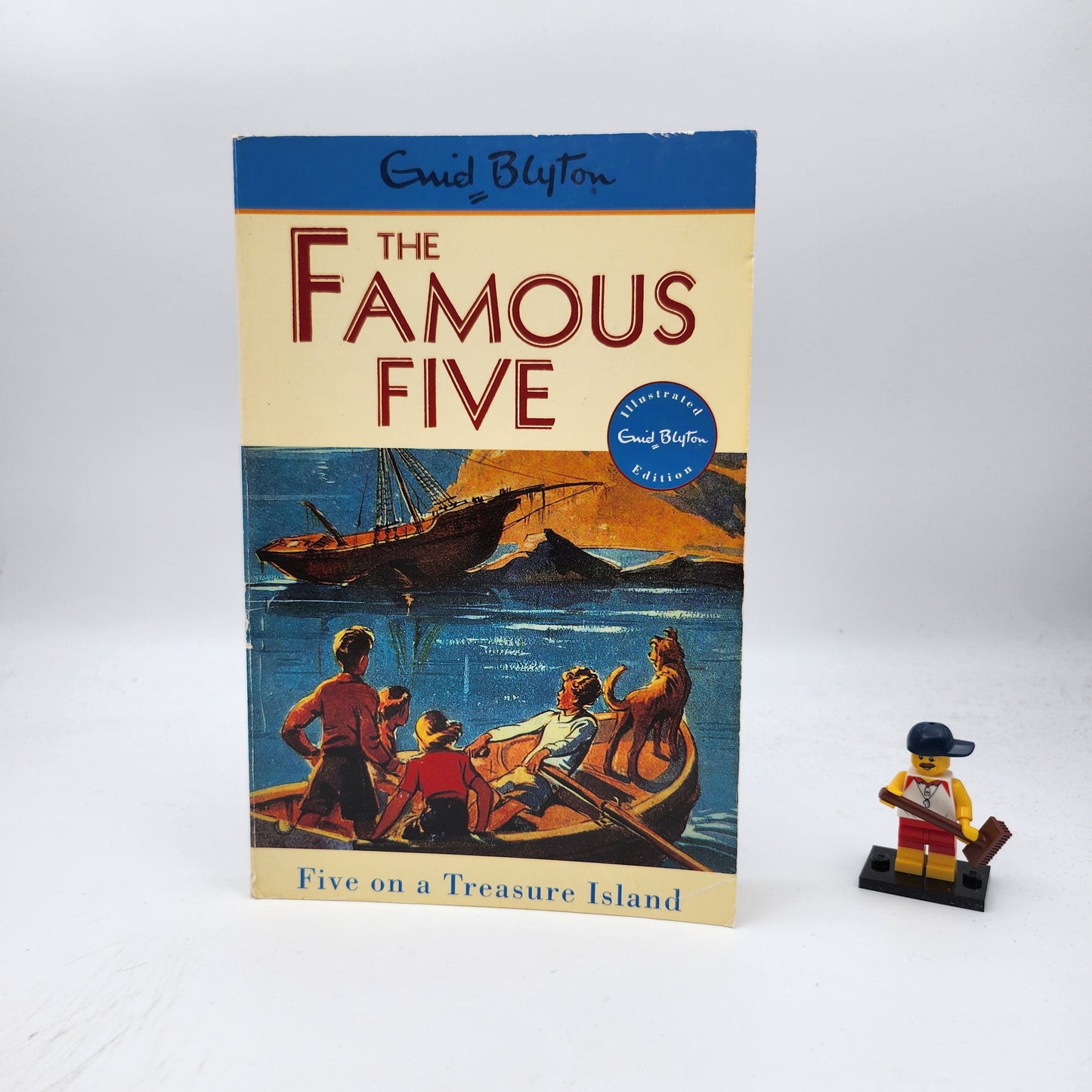 Five on a Treasure Island (Famous Five #1)