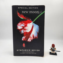 Load image into Gallery viewer, New Moon (The Twilight Saga #2) - Stephenie Meyer
