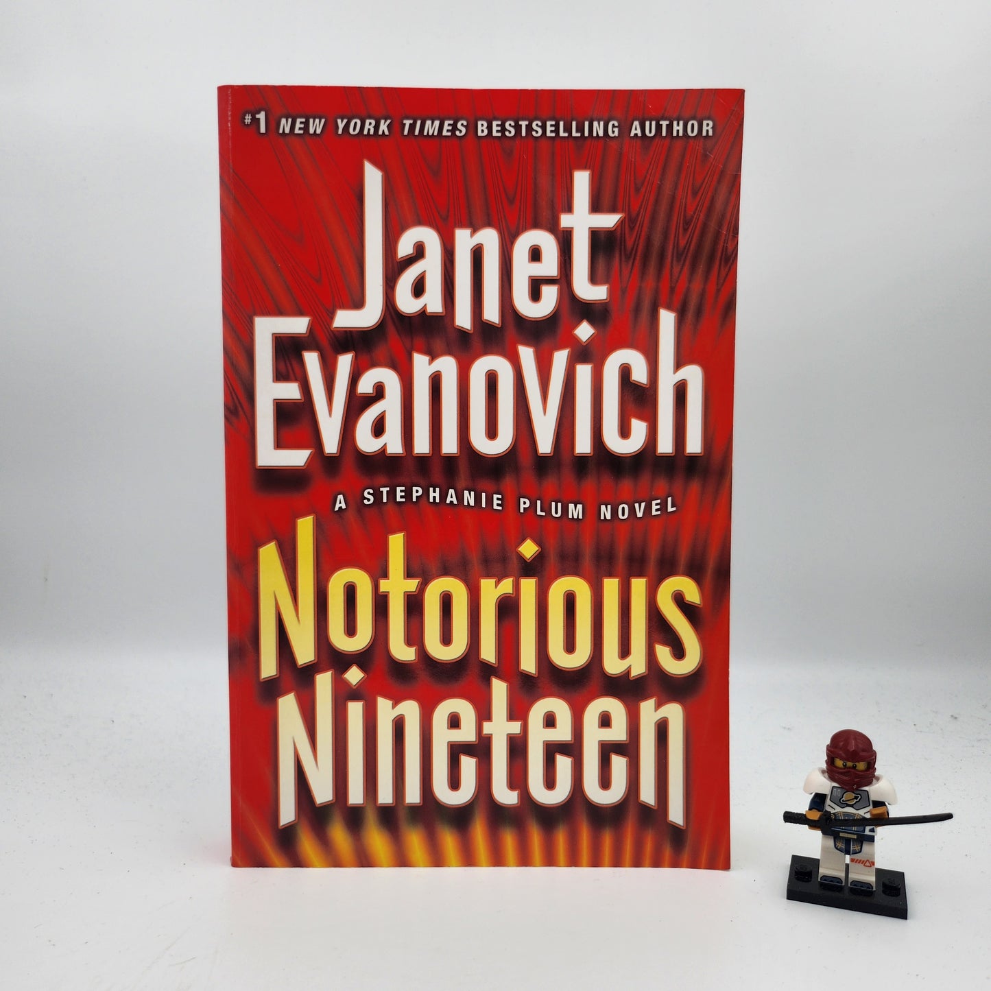 Notorious Nineteen (Stephanie Plum #19) - Janet Evanovich