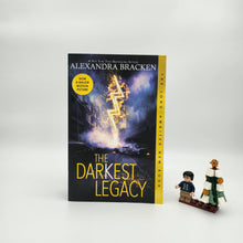 Load image into Gallery viewer, The Darkest Legacy (The Darkest Minds #4) - Alexandra Bracken
