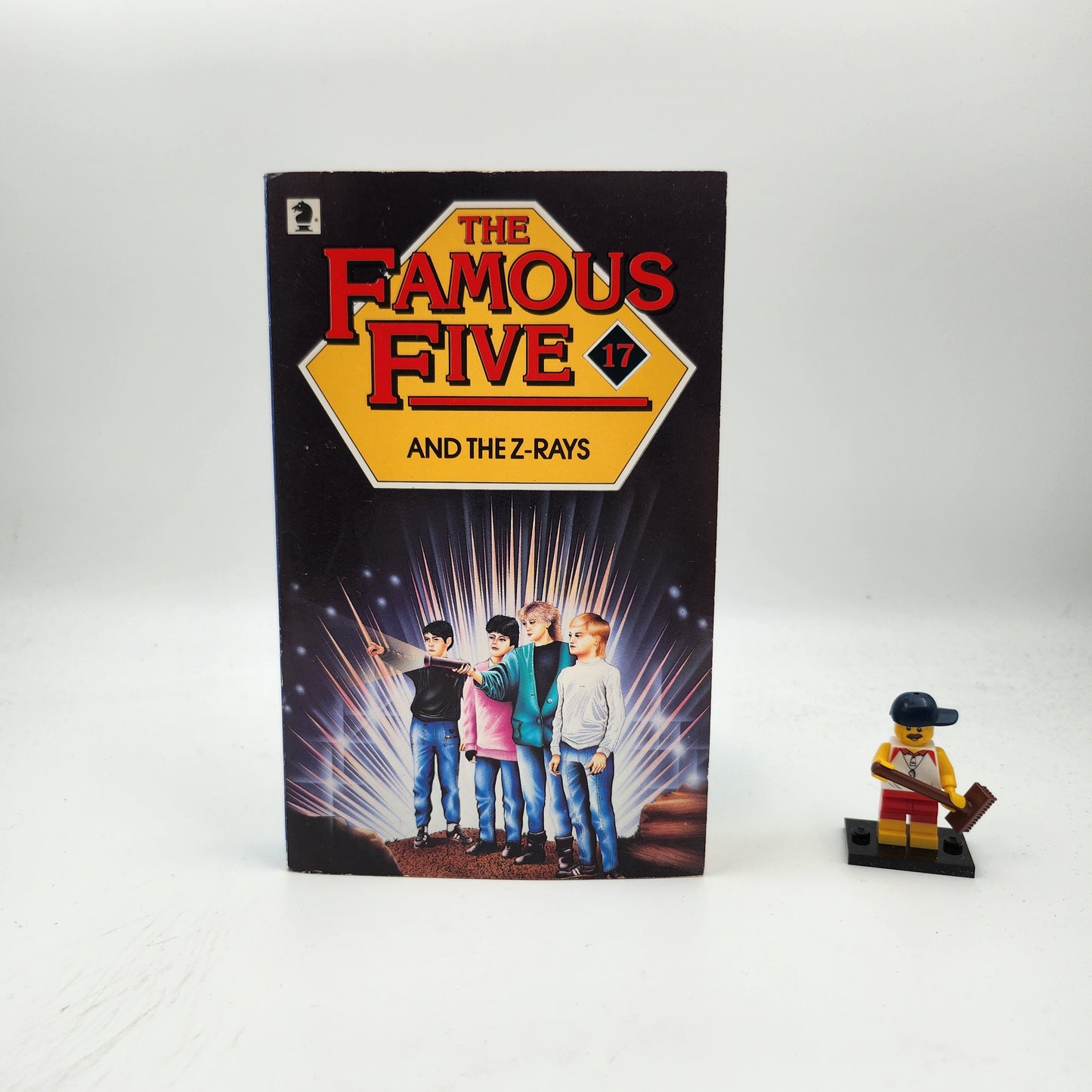 The Famous Five and the Z-Rays (Claude Voiler Sequels #17)