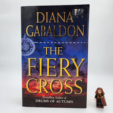 Load image into Gallery viewer, The Fiery Cross (Outlander #5) - Diana Gabaldon
