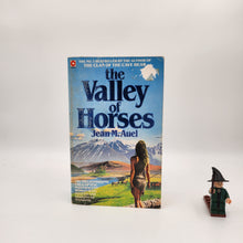 Load image into Gallery viewer, The Valley of Horses (Earth&#39;s Children #2) - Jean M. Auel
