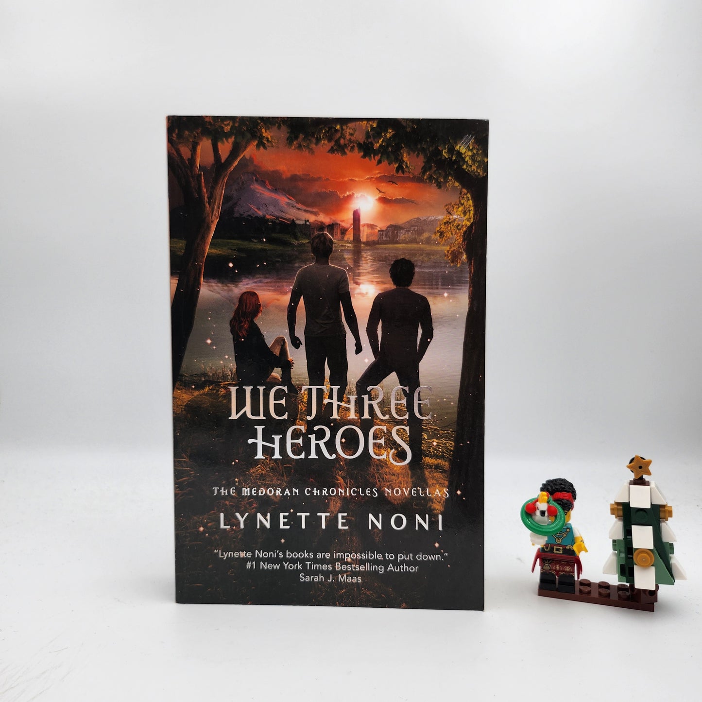 We Three Heroes (The Medoran Chronicles #4.5) - Lynette Noni
